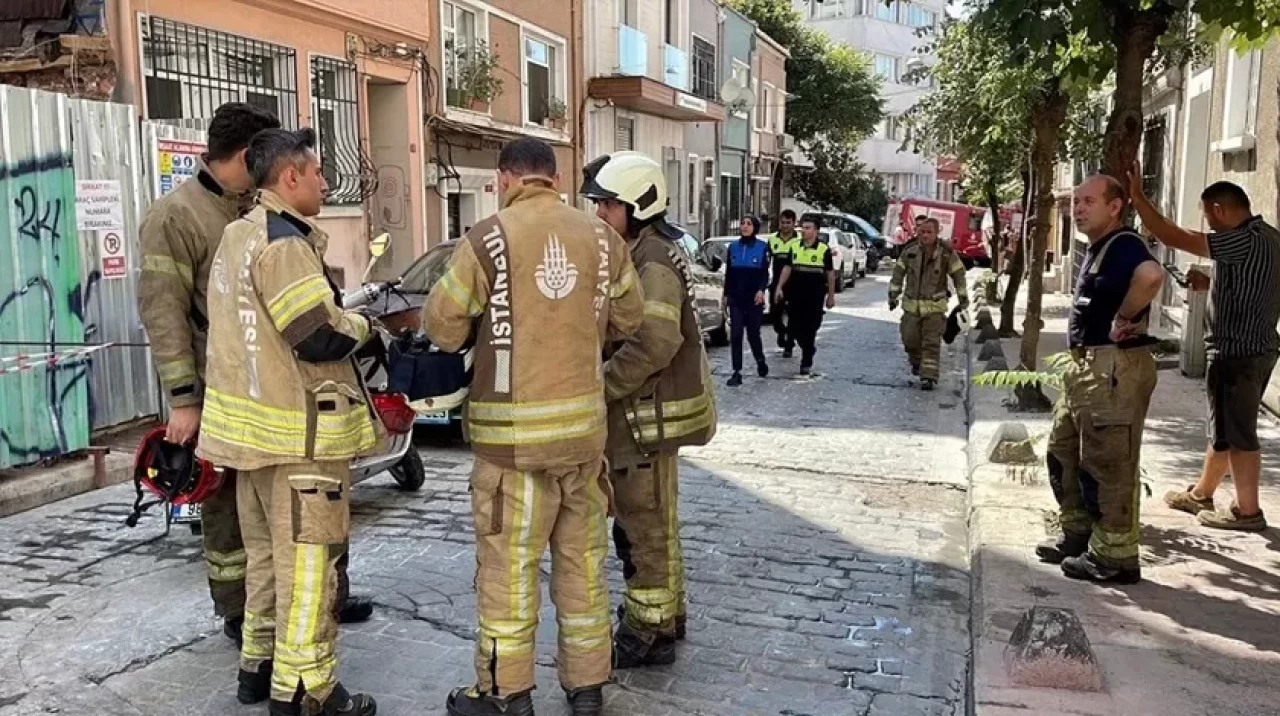 Beyoğlu'nda feci olay: Beline kadar toprak altında kaldı