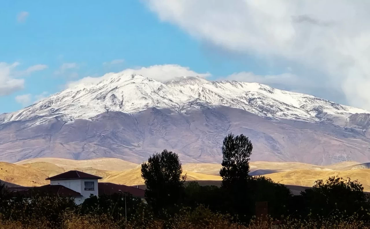 Süphan Dağı, yeni karla beyaz örtüyle buluştu