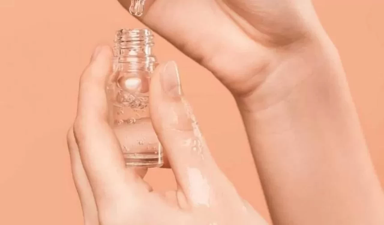 Cilt lekeleriyle savaşta hangisi daha etkili? Arbutin serum mu, krem mi?