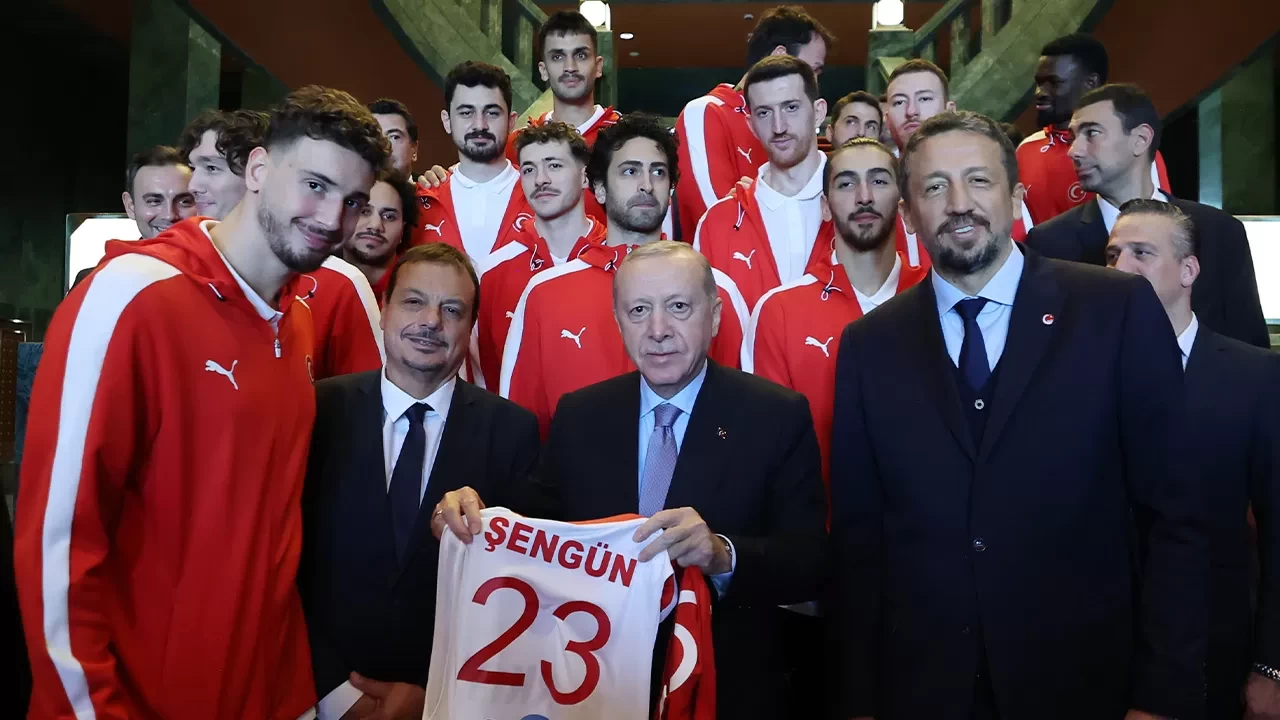 Cumhurbaşkanı Erdoğan, EuroBasket 2025’te gümüş madalya kazanan A Milli Erkek Basketbol Takımı’nı kabul etti