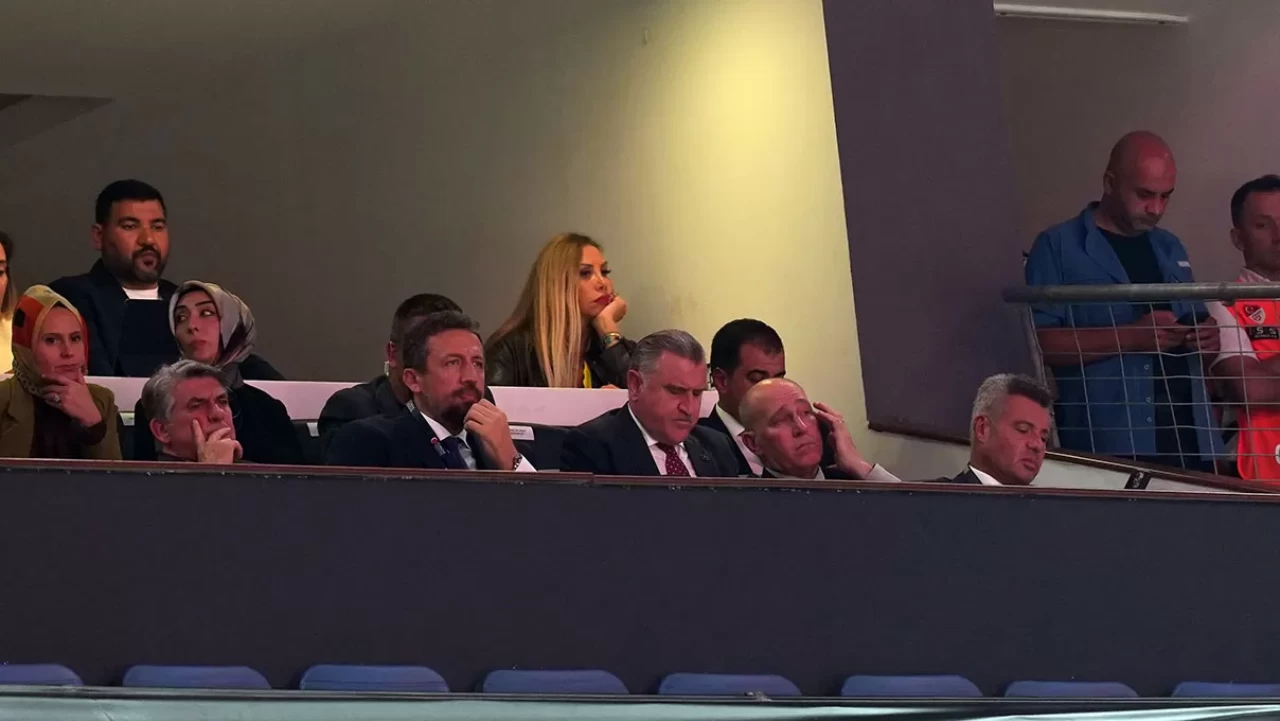 Bakan Bak ile başkanlar Adalı ve Saran derbiyi birlikte izledi