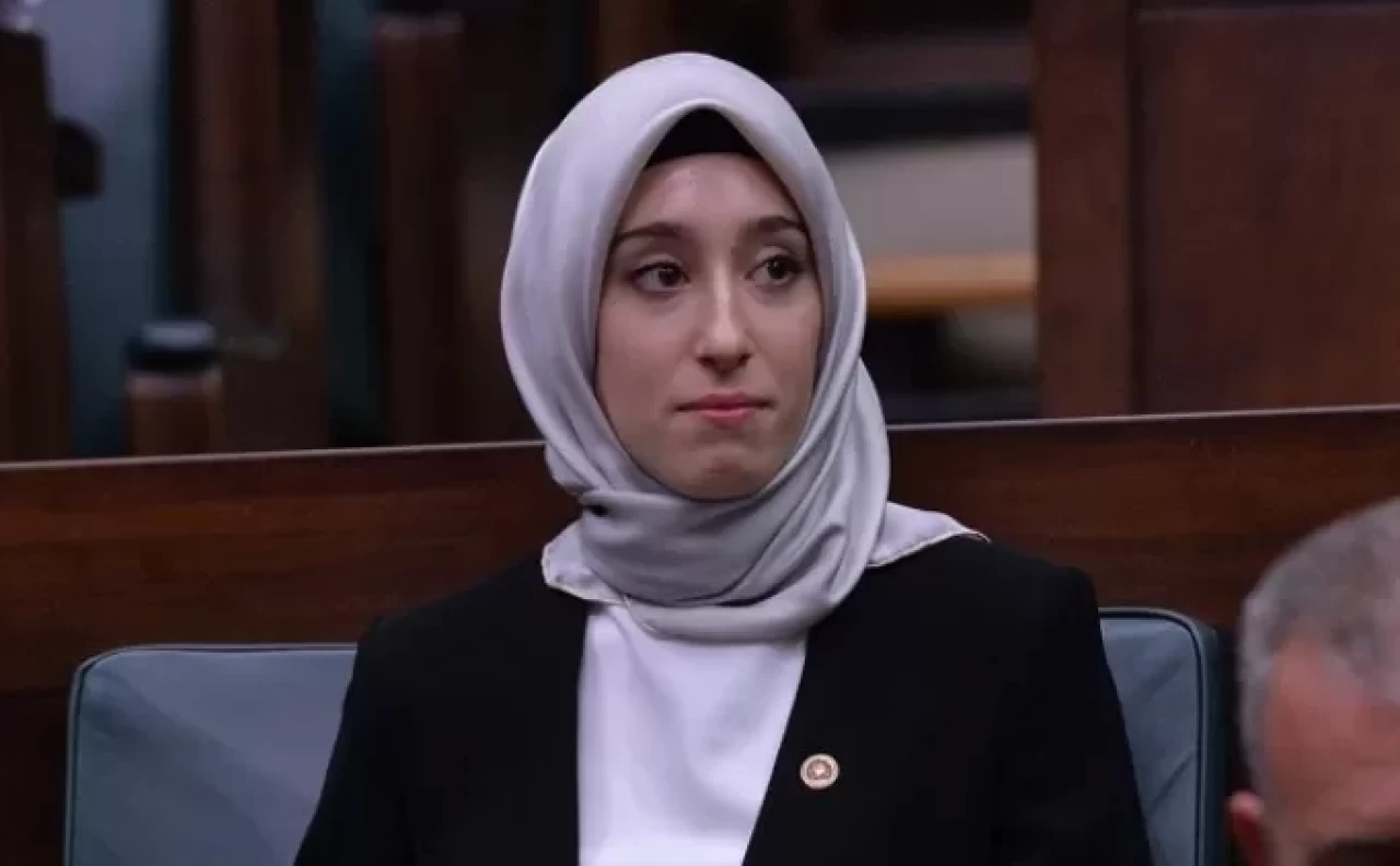 AK Parti İstanbul Milletvekili Rümeysa Kadak, Oxford'un yeni reklam yüzü oldu