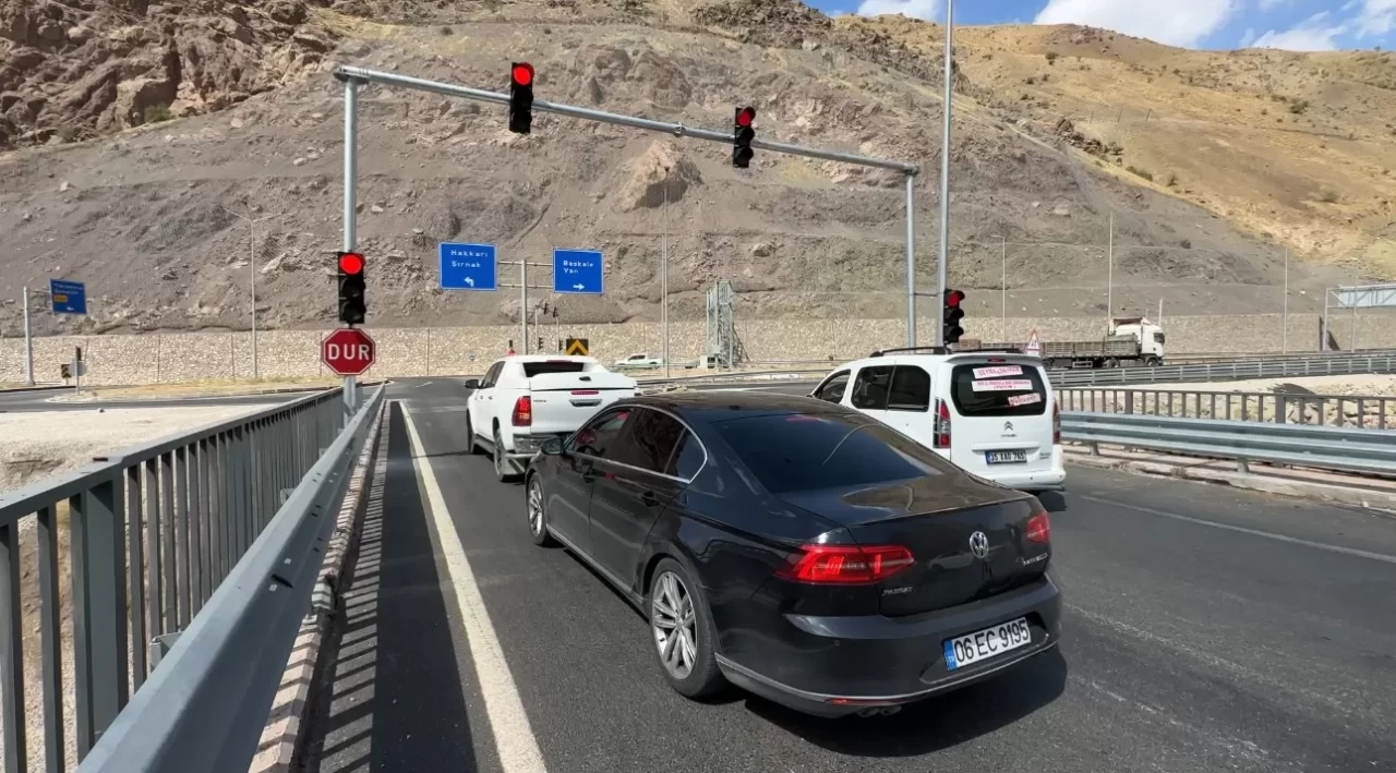 Yeni Köprü'de yaşanan trafik kazalarına çözüm: Trafik ışıkları yerleştirildi
