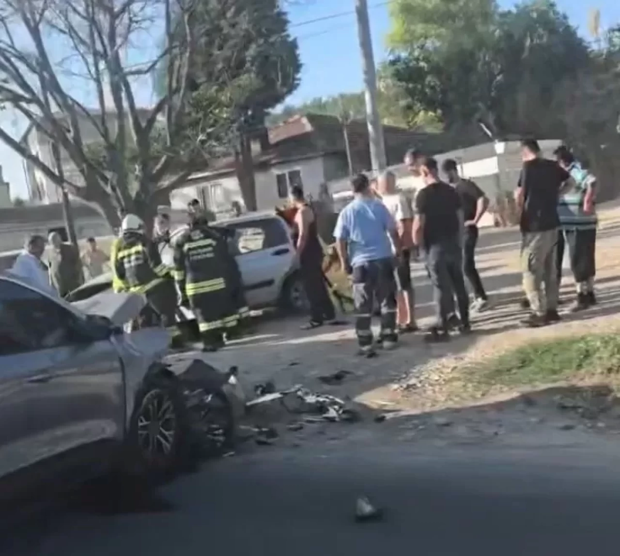 Kazada yaralanan kişi otomobilde sıkıştı