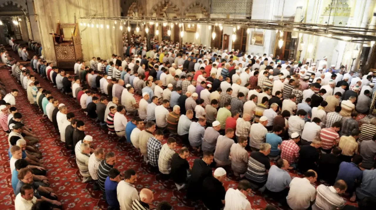 Kaza Namazlarında Ezan ve Kamet Şart mı? Diyanet’ten Açıklama