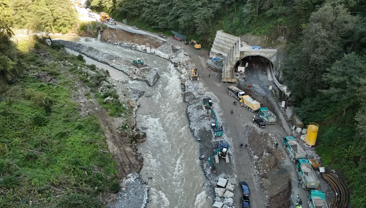 Çamlıhemşin-Ayder yolu yeniden ulaşıma açıldı! Bakan Uraloğlu: Tahliyeler başladı