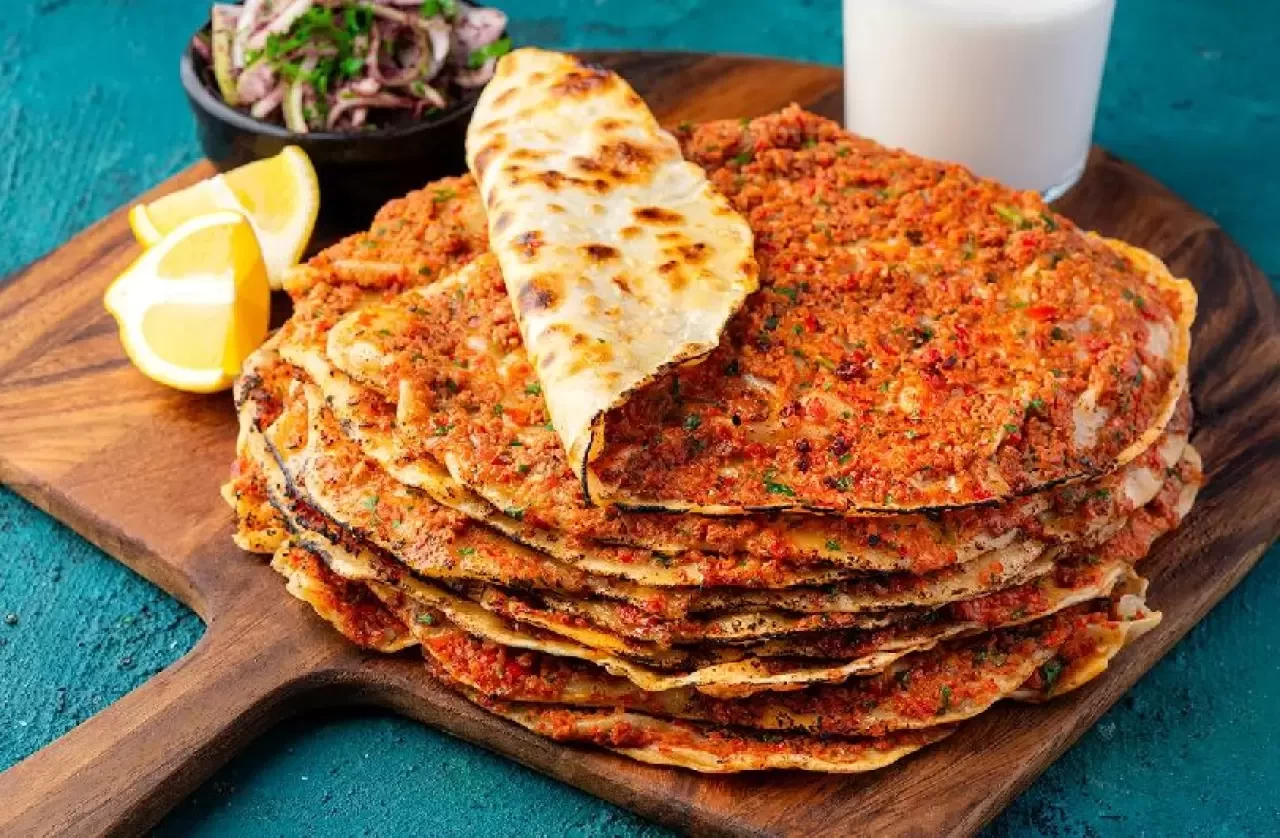 Lahmacun Tarifi: İnce Hamurda Bol Malzeme