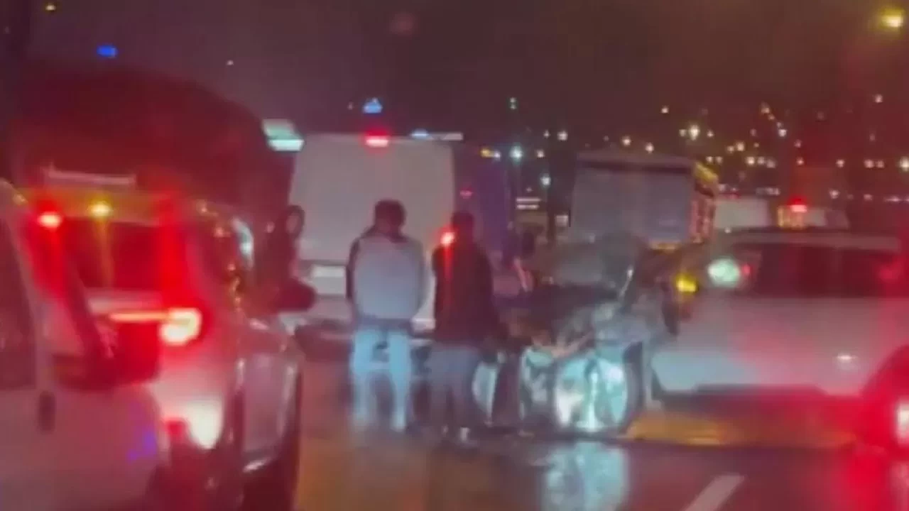 TEM Otoyolu'nda feci kaza! 17 araç birbirine girdi