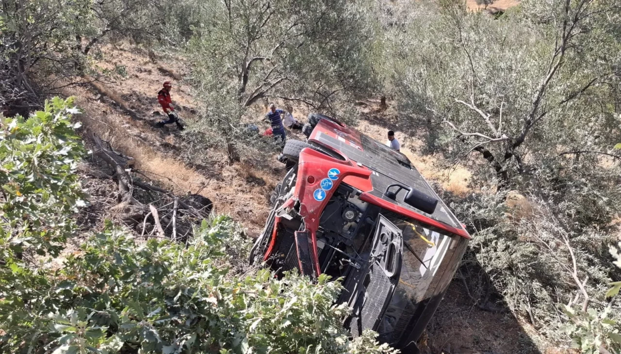 Burhaniye’de belediye otobüsü şarampole devrildi