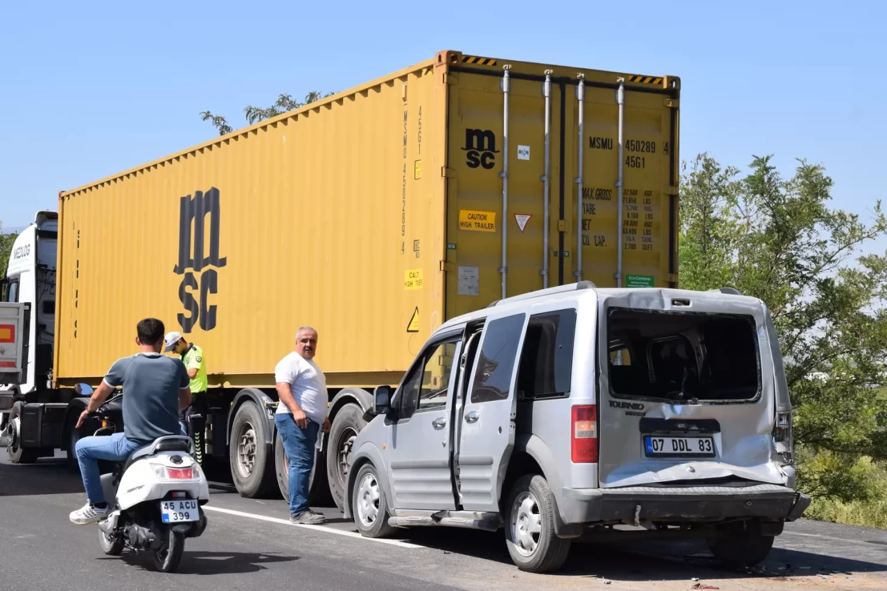 Manisa'da zincirleme kaza: 4'ü çocuk 6 yaralı