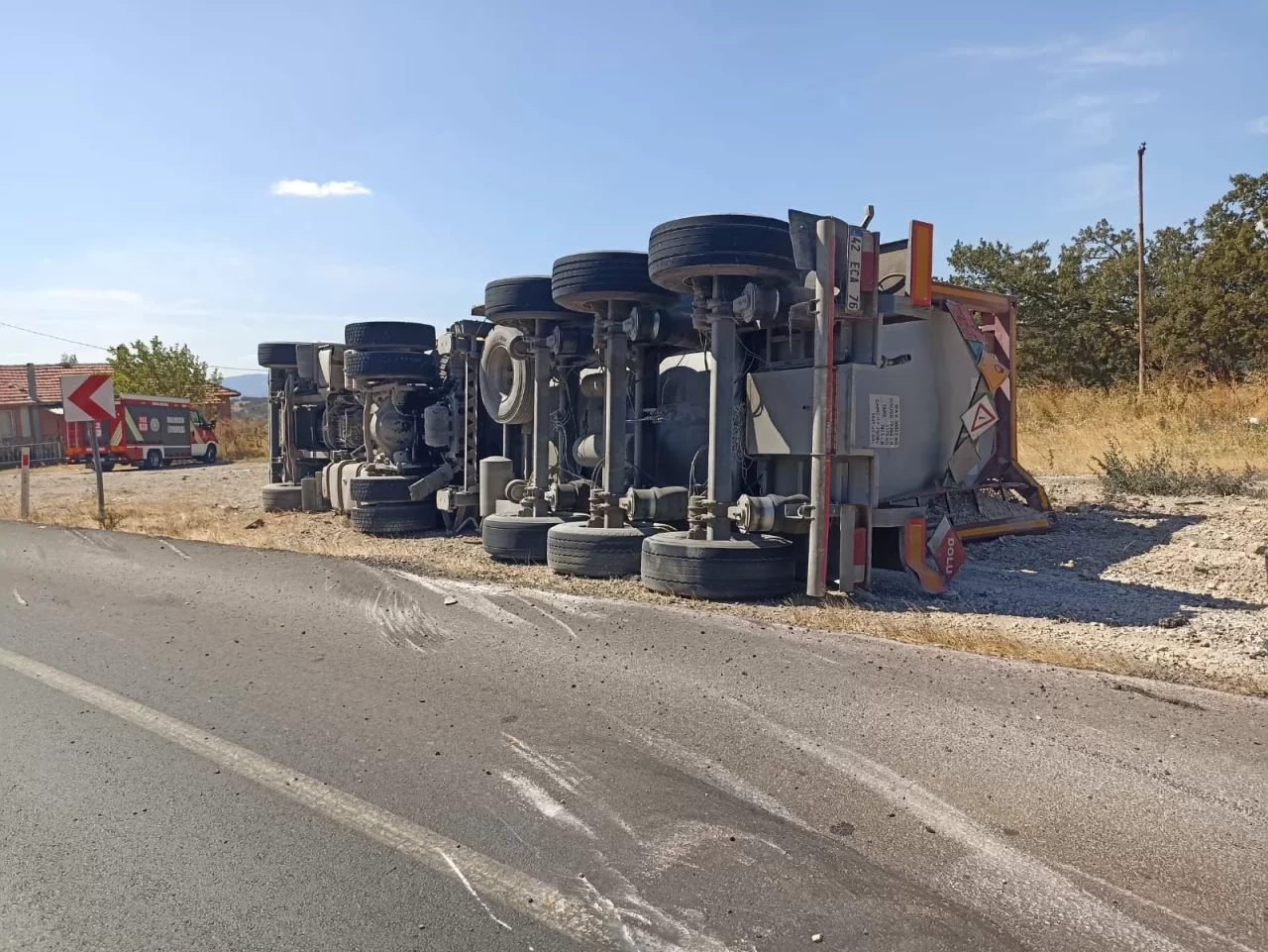 Balıkesir'de tır kazası: Kimyasal madde sızıntısına karşı tedbir alındı