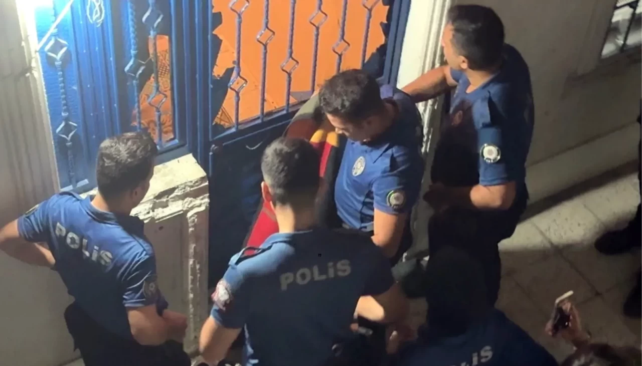 Avcılar’da uyuşturucu etkisindeki kadın polise bıçakla saldırdı, bacağından vuruldu