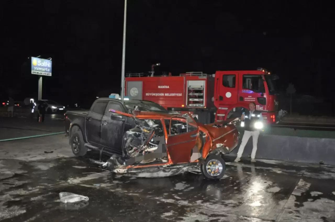 Kamyonetle otomobil çarpıştı: 5 ölü, 6 yaralı