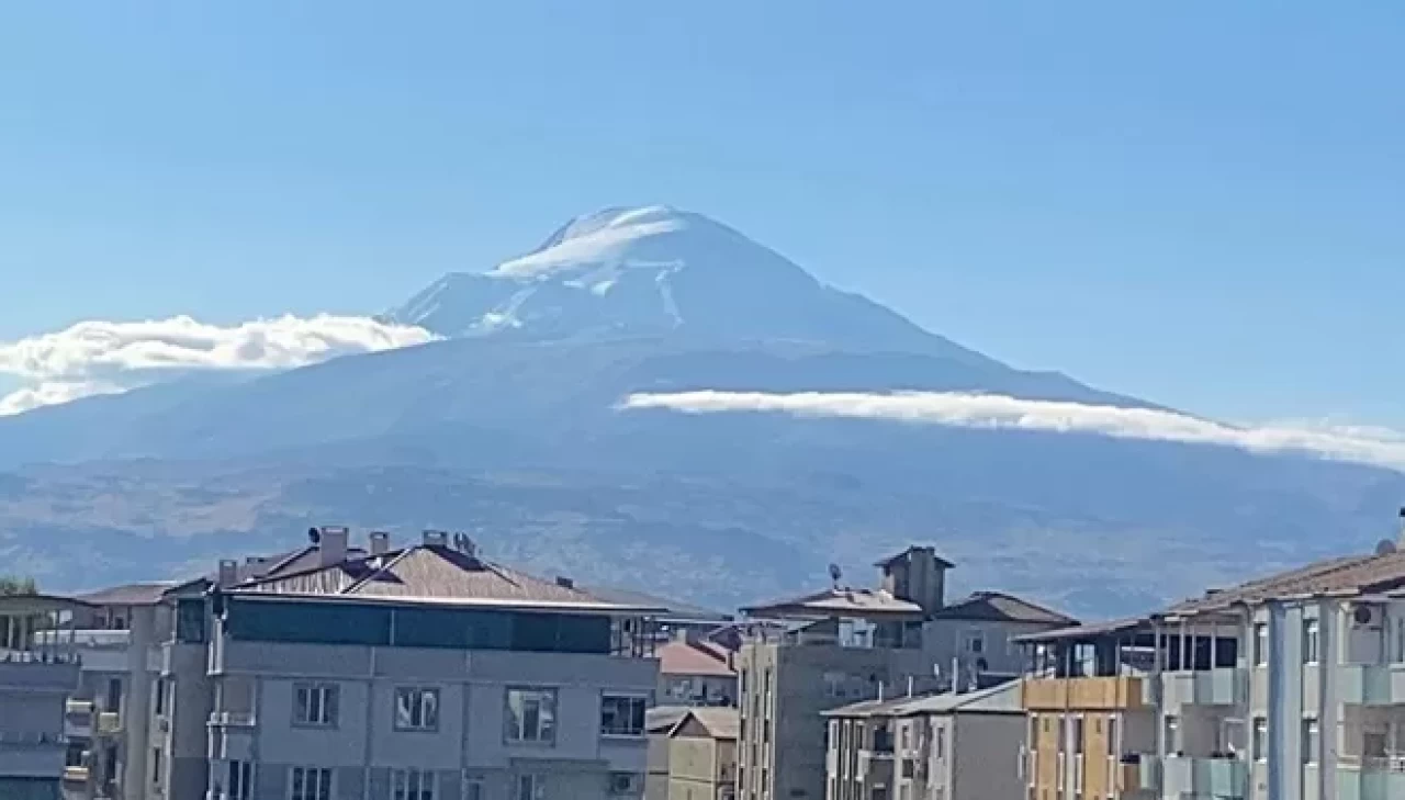 Gece boyunca kar yağdı! Ağrı Dağı'nın zirvesi yeni güne bembeyaz başladı