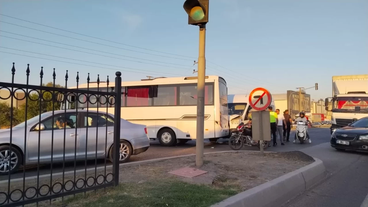 Bursa'da işci servisi ile yolcu minibüsü çarpıştı: 4 yaralı