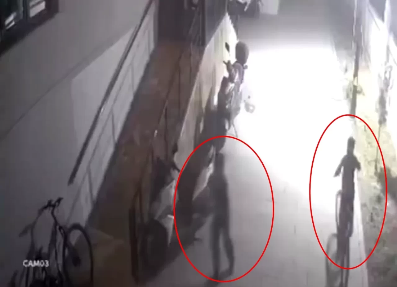 Çocukların bisiklet hırsızlığı kamerada