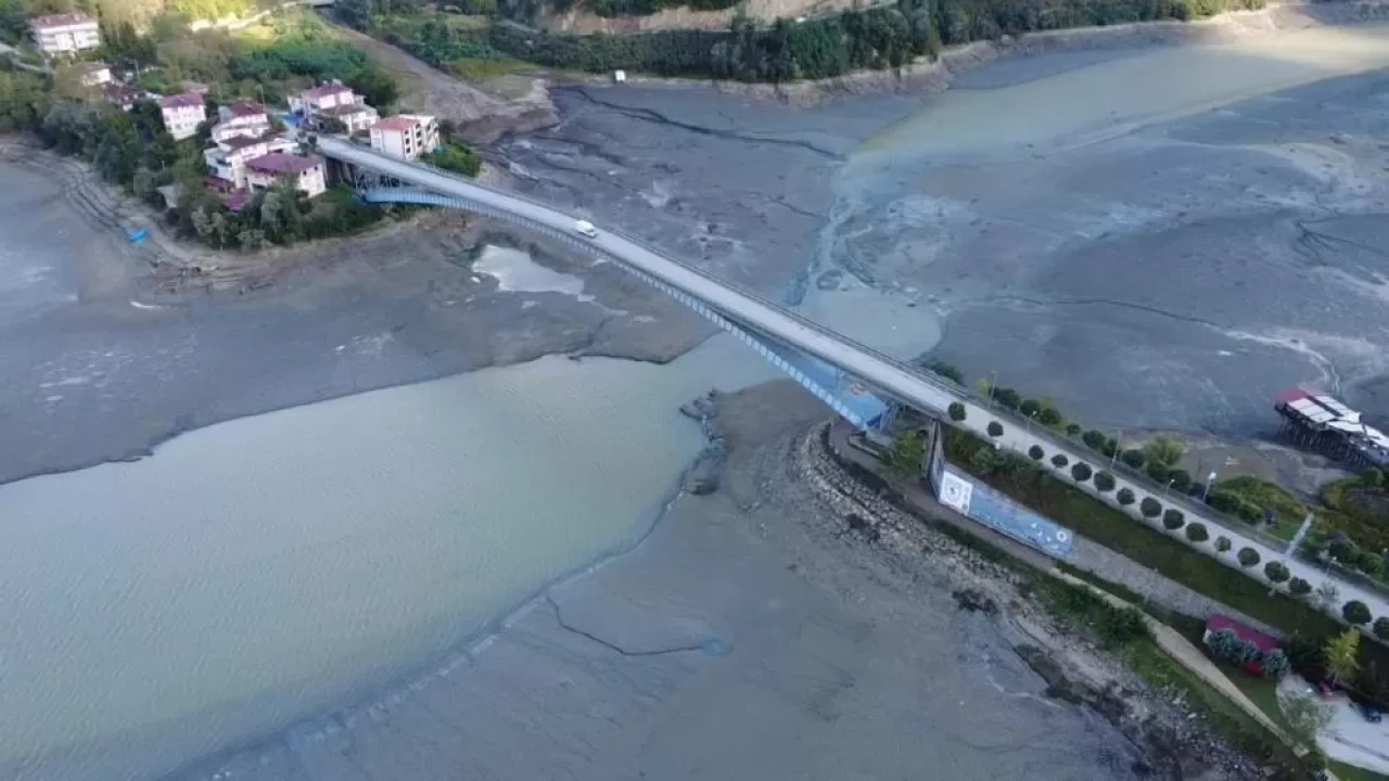 "Saklı cennet" Ayvacık'ta baraj suları çekildi, kara ortaya çıktı