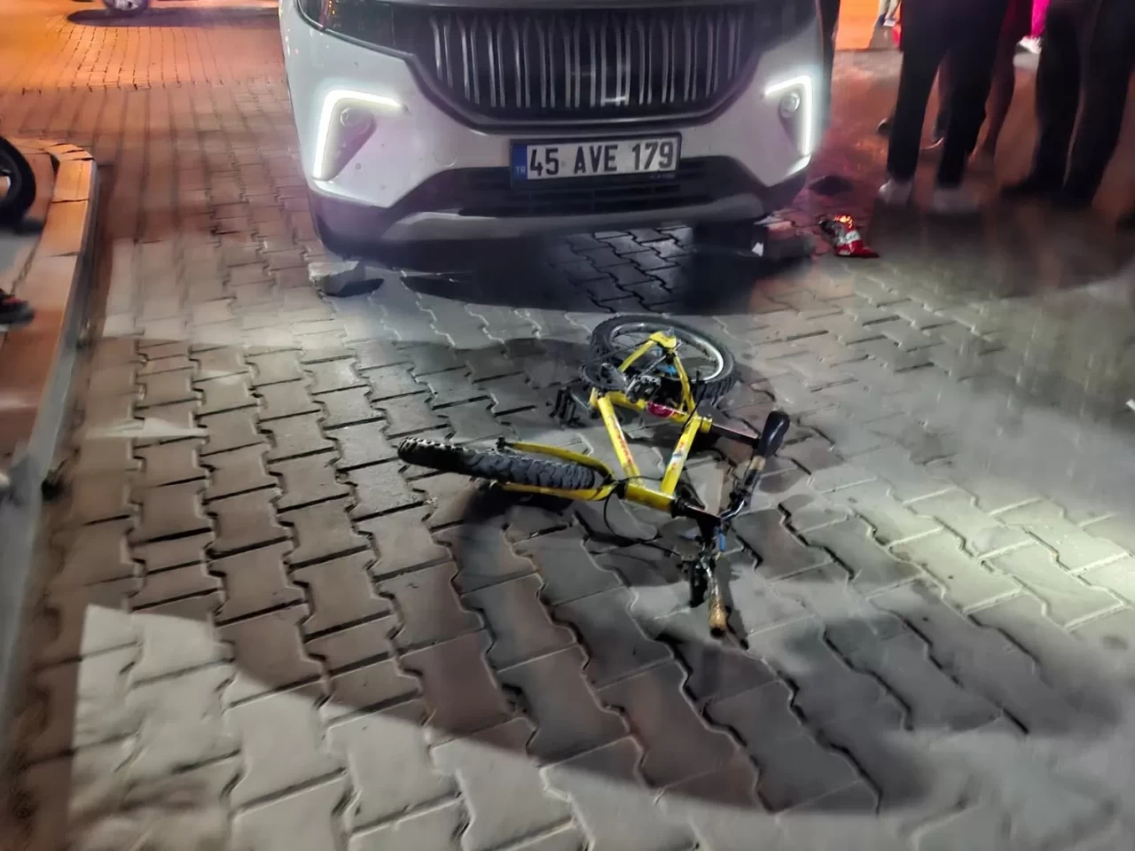 Kula’da otomobil ile bisiklet çarpıştı: 11 yaşındaki çocuk ağır yaralandı