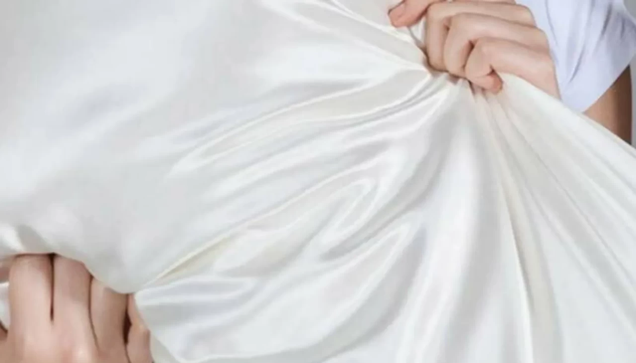 İpek yastık kılıfı ile kırışıklıklara meydan okuyun