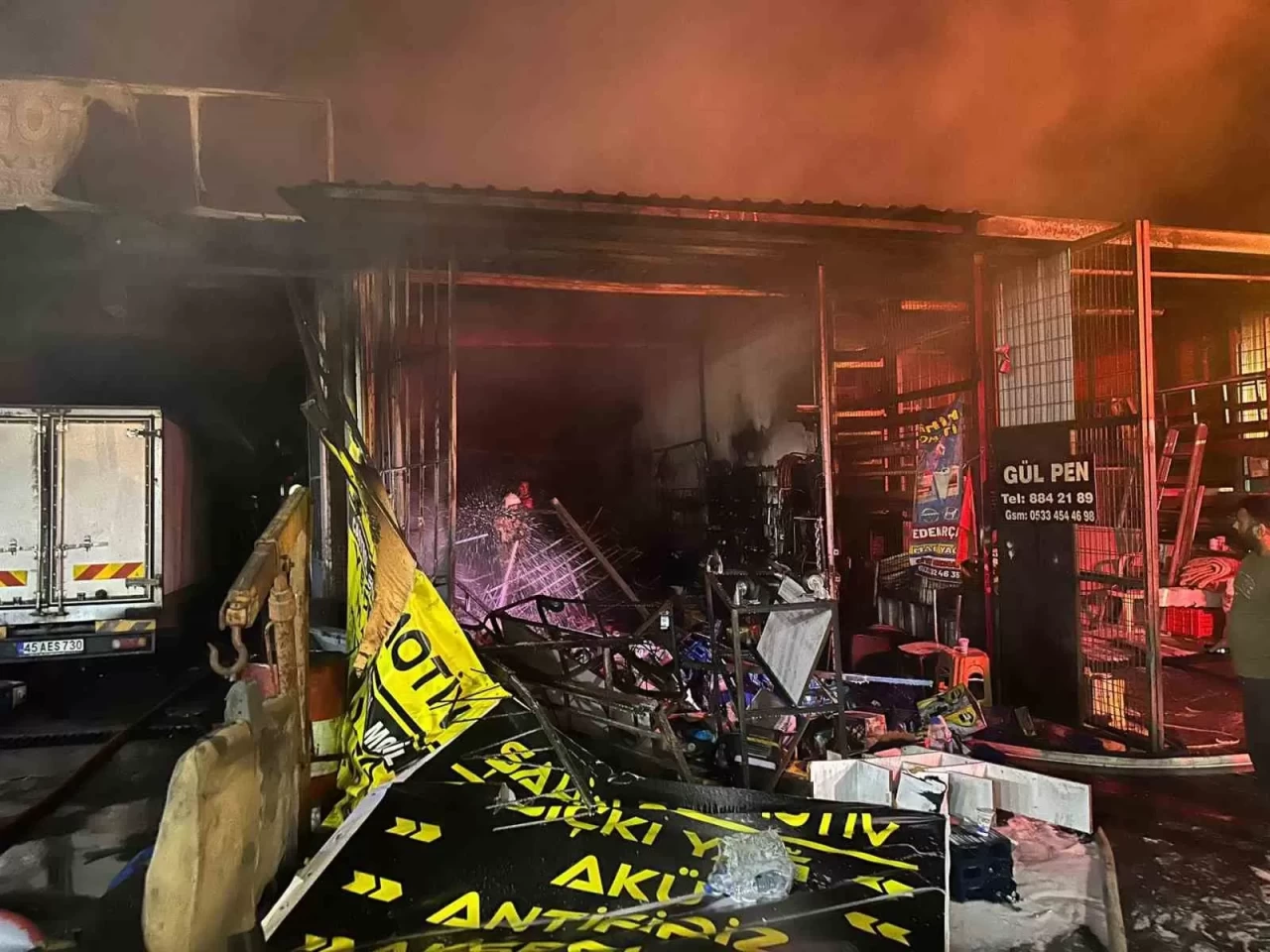 İzmir'de sanayi sitesinde çıkan yangında 3 iş yeri kullanılamaz hale geldi