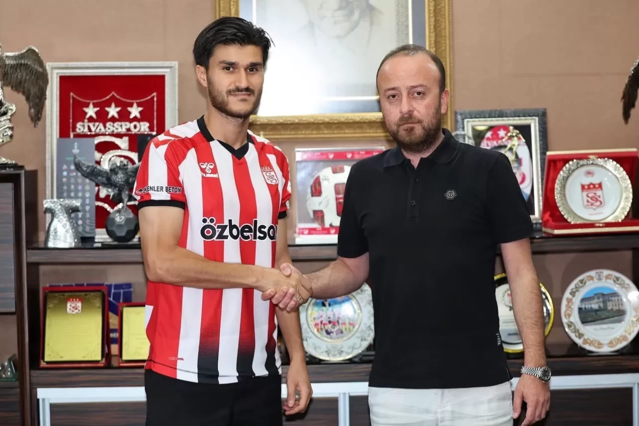 Sivasspor, Yusuf Cihat Çelik ile sözleşme imzaladı
