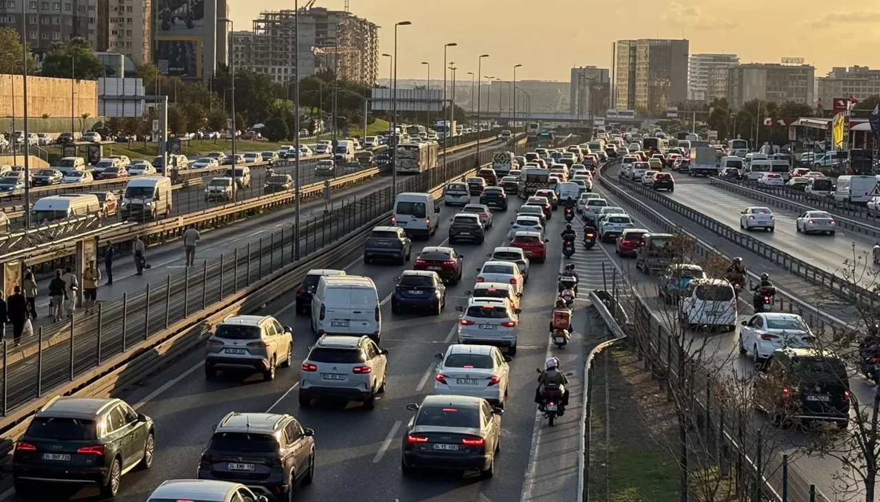 İstanbul'da haftanın son iş gününde trafik yoğunluğu yüzde 74'e ulaştı