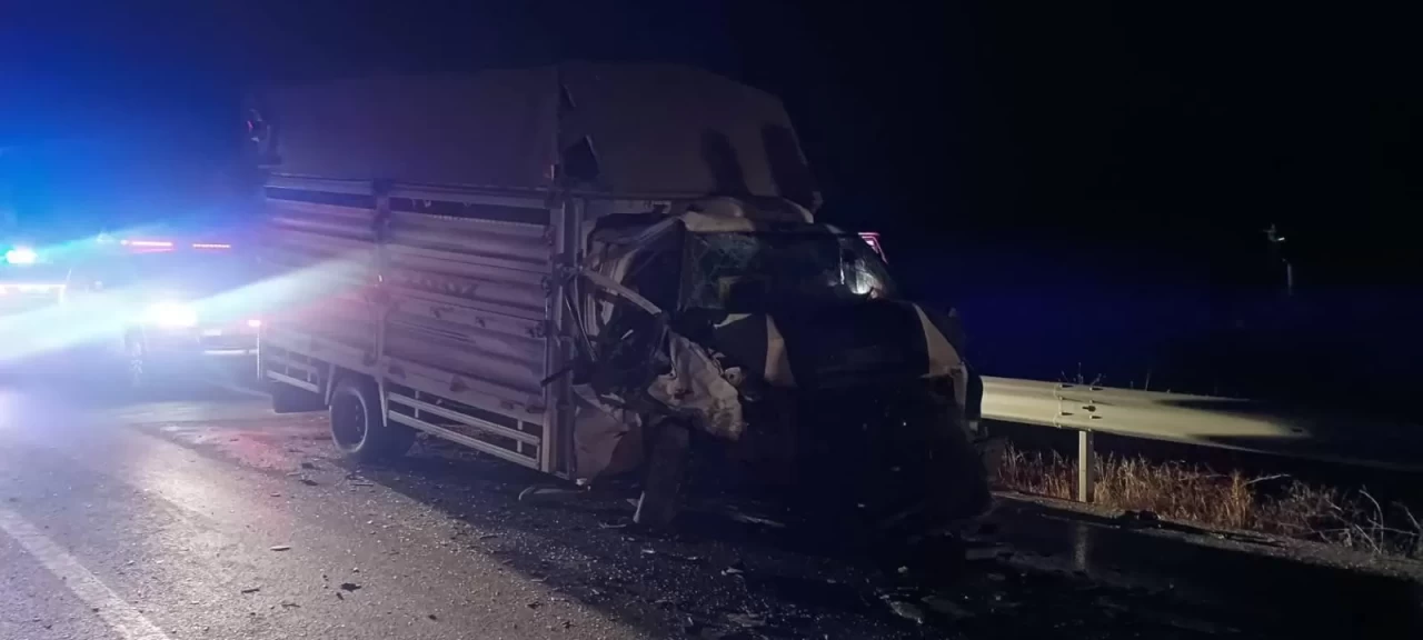 Bilecik'te hafif ticari araç kamyonetle çarpıştı: 1 ölü, 2 yaralı