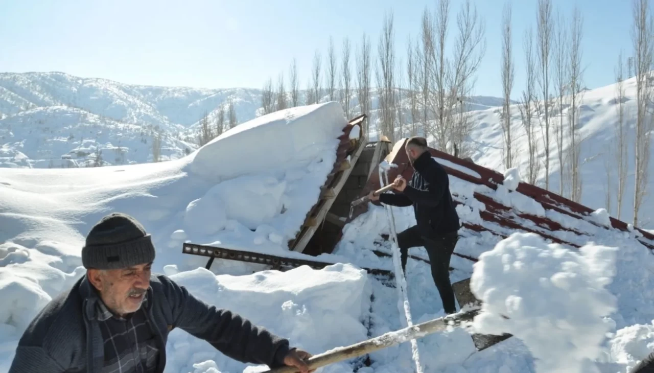 Bitlis’te kar faciası! Ev çatısı yoğun kar yüküne dayanamadı