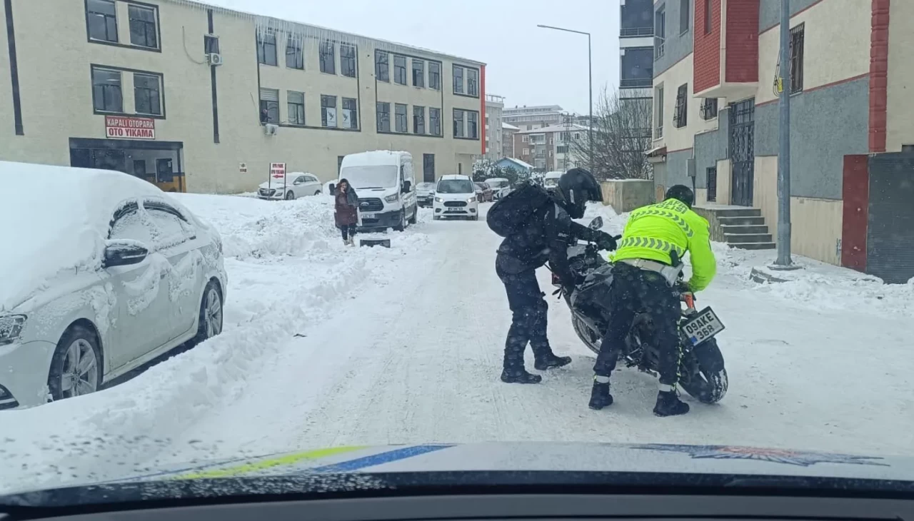 Bitlis’te kar ve tipiye rağmen polis sahada: Yolda kalan sürücülere yardım