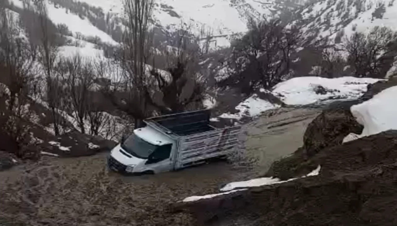 Bitlis'te karların erimesi felaketi getirdi! Birçok köy yolu ulaşıma kapandı