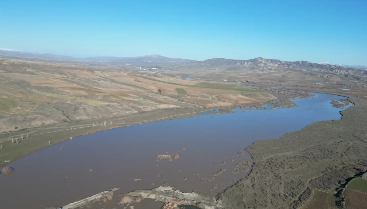 Sivas'ta Kızılırmak yatağına sığmadı! Gemerek'te her yer göl oldu