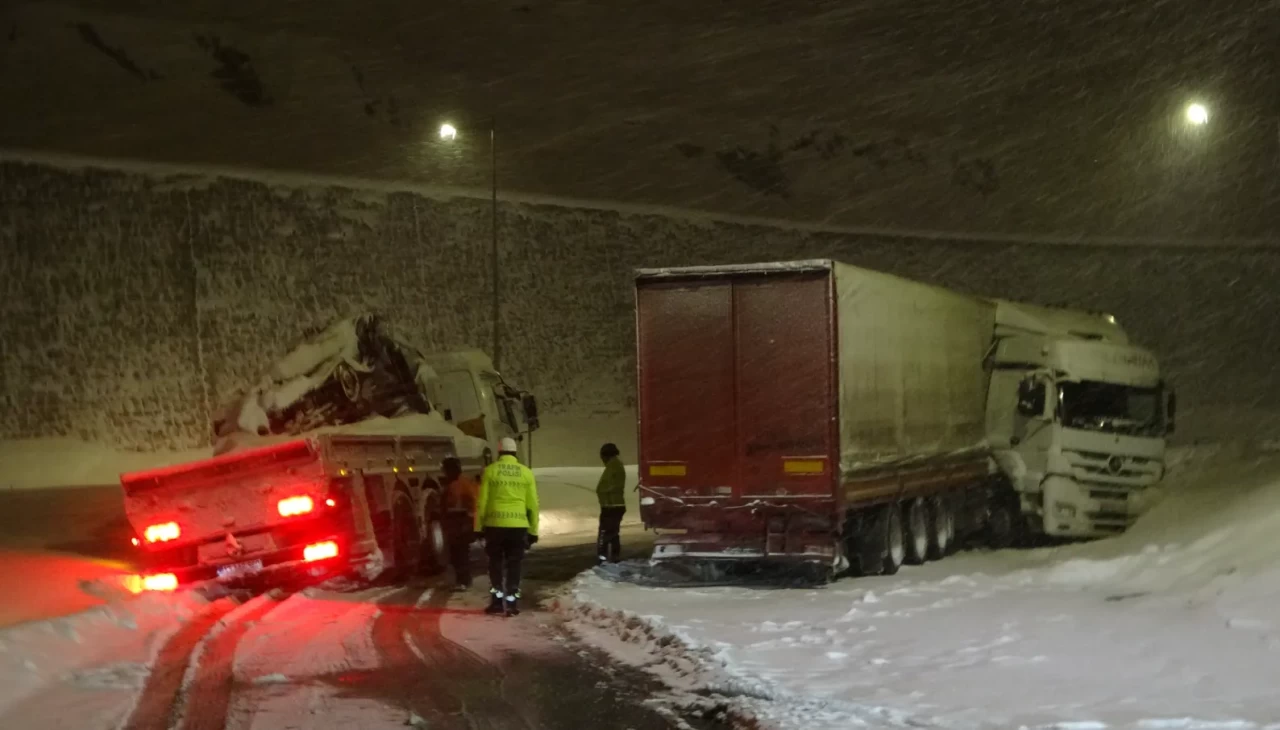 Bitlis’te kar ulaşımı felç etti: Tır yan döndü, yardıma gelen çekici kara saplandı!