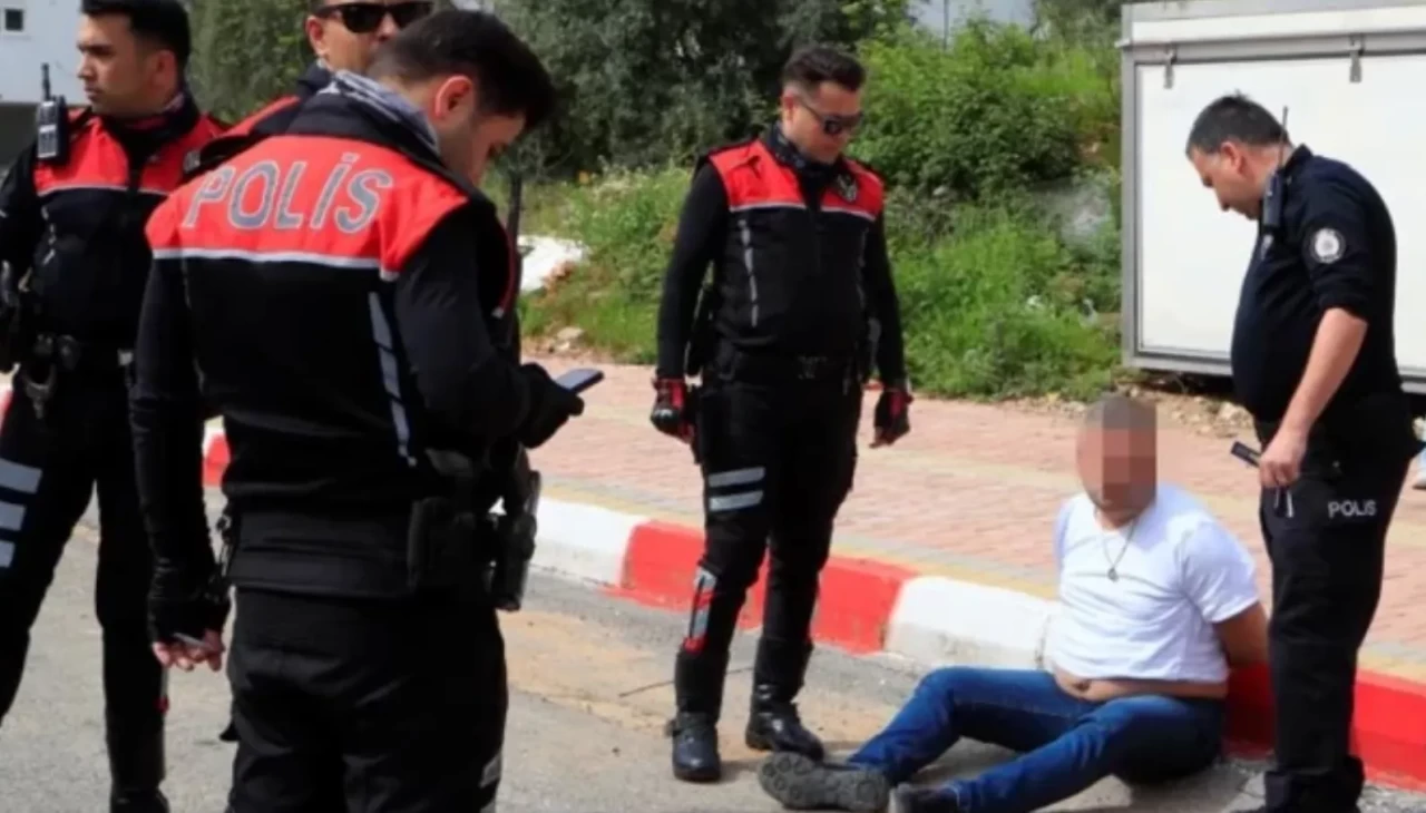 Antalya’da nefes kesen kovalamaca: Polisten kaçamadı, poşetinden 'servet' çıktı!