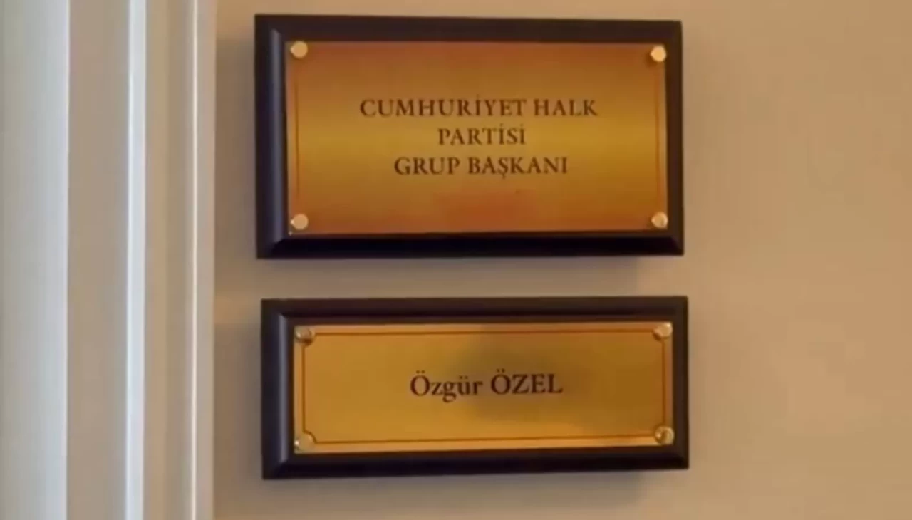 Özgür Özel'in Meclis'teki odasının kapısına Grup Başkanı yazısı asıldı!