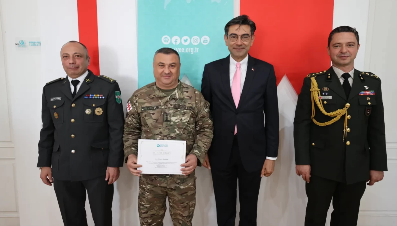 Tiflis'te askeri diplomasiye 'Türkçe' köprüsü: Gürcü askerlere sertifika verildi