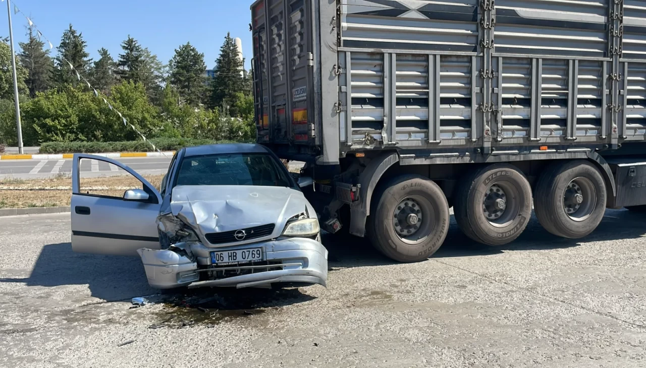 Sivas'ta polisten kaçan ehliyetsiz sürücü tırın altına girdi: 1'i ağır 2 yaralı