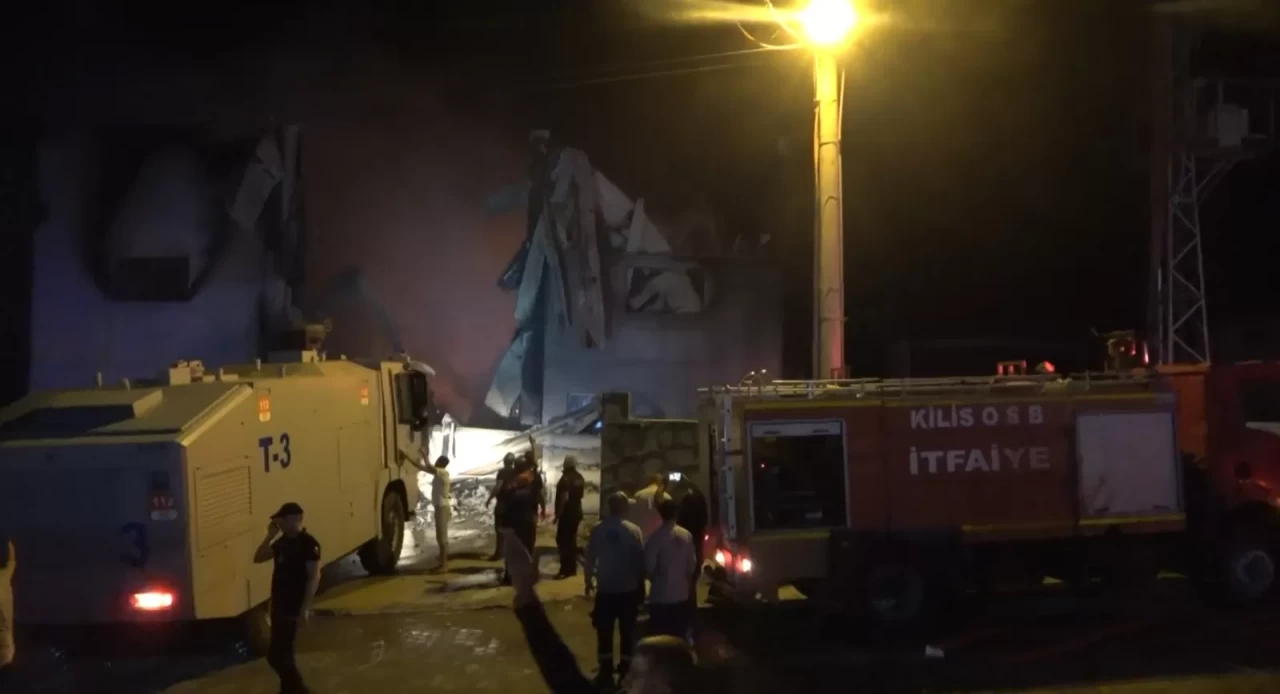 Kilis'te ambalaj fabrikasında yangın: Beton duvar çöktü