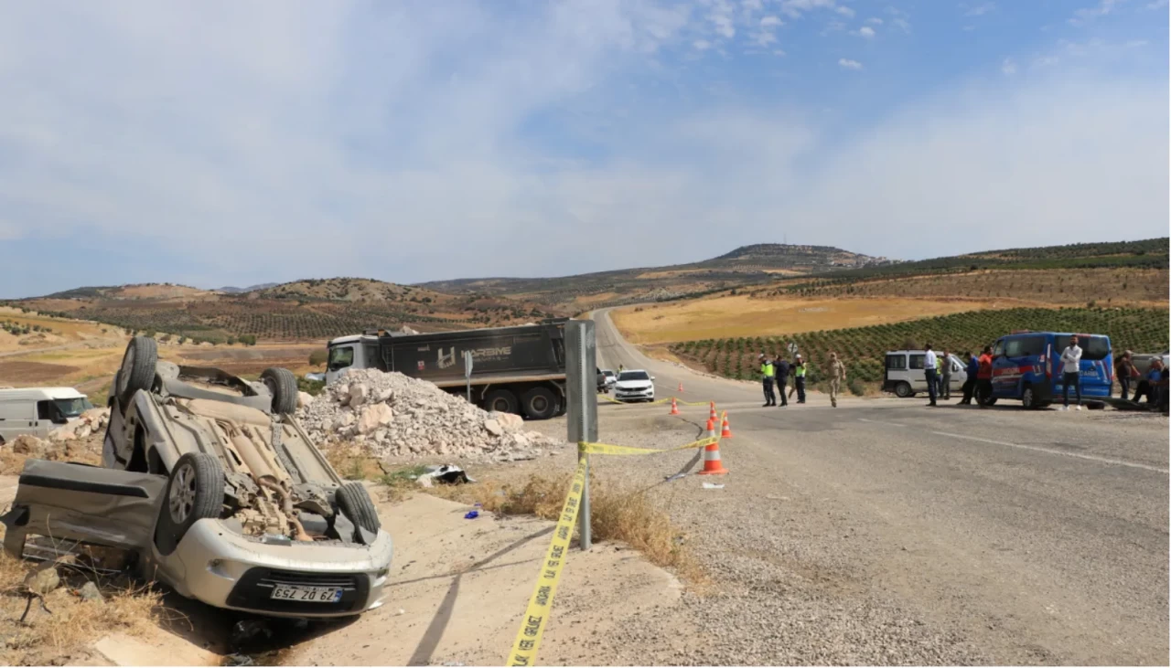 Kilis’te hafriyat kamyonu ile hafif ticari araç çarpıştı: 3 ağır yaralı