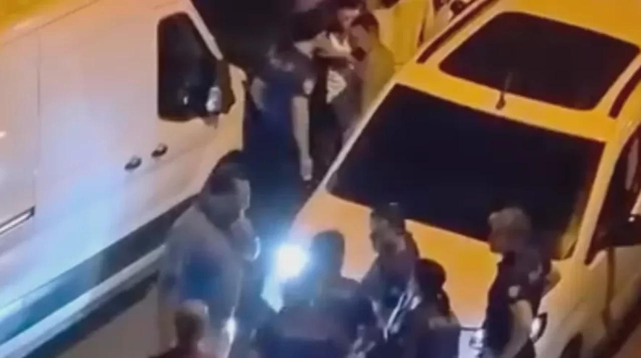 Bayrampaşa’da polisten kaçarken park halindeki araca çarptılar