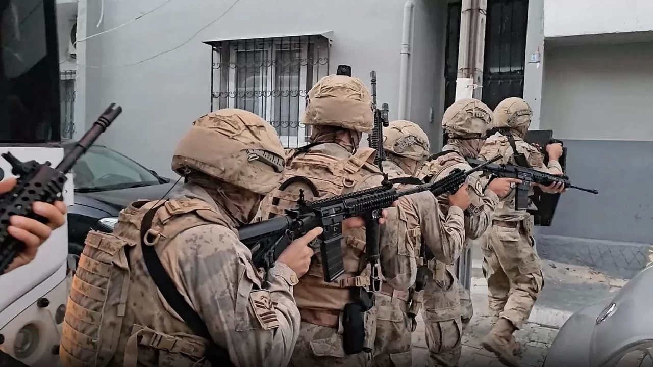 Adana'da MİT ve polisten ortak operasyon! Aranan suç örgütü şüphelisi yakalandı