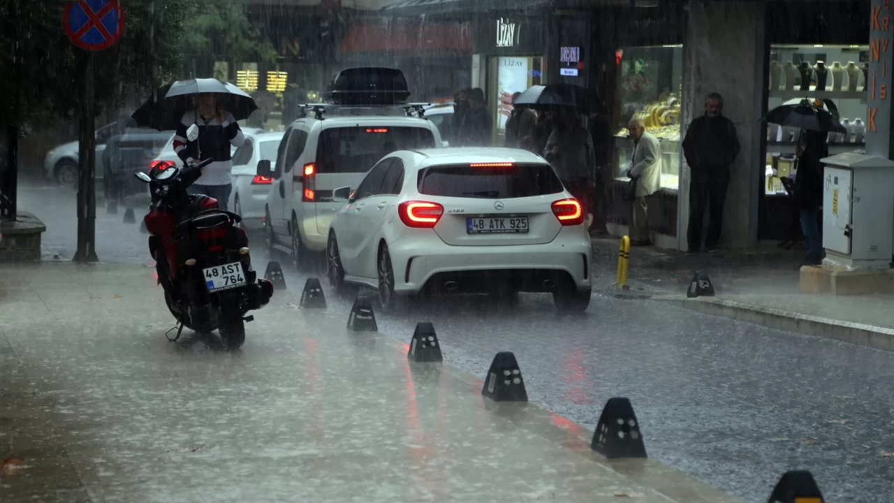 Muğla'da sağanak ve fırtına etkili oluyor: Elektrikler kesildi, gökkuşağı çıktı