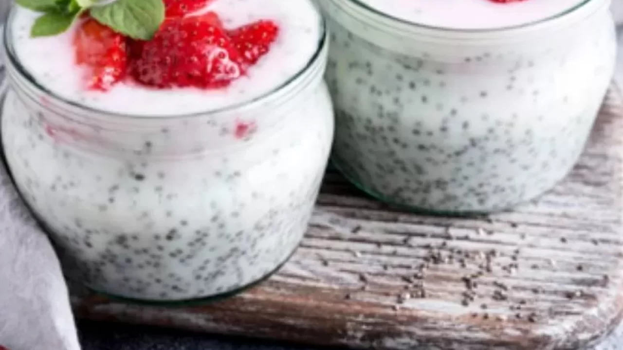 Kahvaltılık veya ara öğün için chia yoğurt kasesi