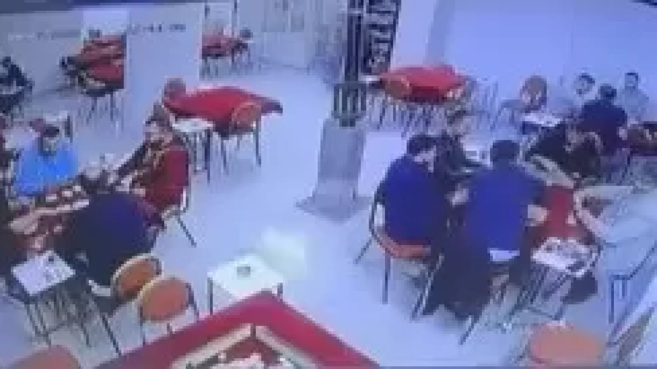 Depreme okey oynarken yakalandılar: O anlar kameraya yansıdı