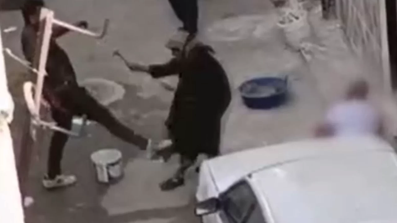 Gaziantep’te dehşet anları: Kendisini kaybeden şahıs annesini tekmeledi, ağabeyini defalarca bıçaklayarak öldürdü! Kan donduran görüntüler ortaya çıktı