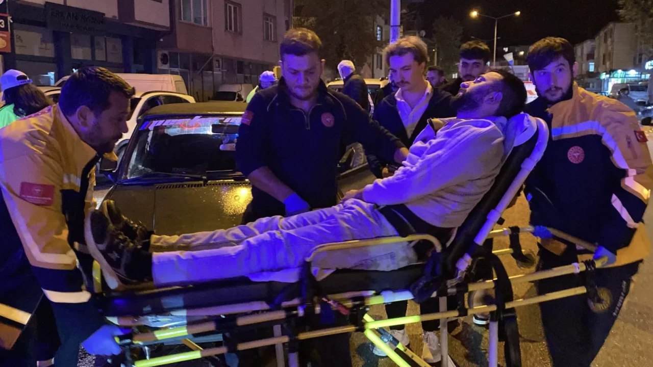 Bursa İnegöl’de sürücü fenalaştı: Otomobil refüje çarptı