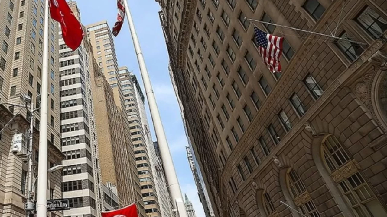 New York'ta Türk ve Amerikan bayrakları göndere çe…