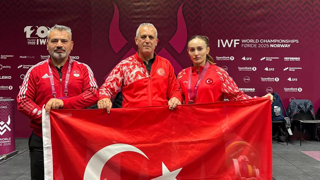 Milli halterci Cansel Özkan, Dünya Şampiyonası’nda…