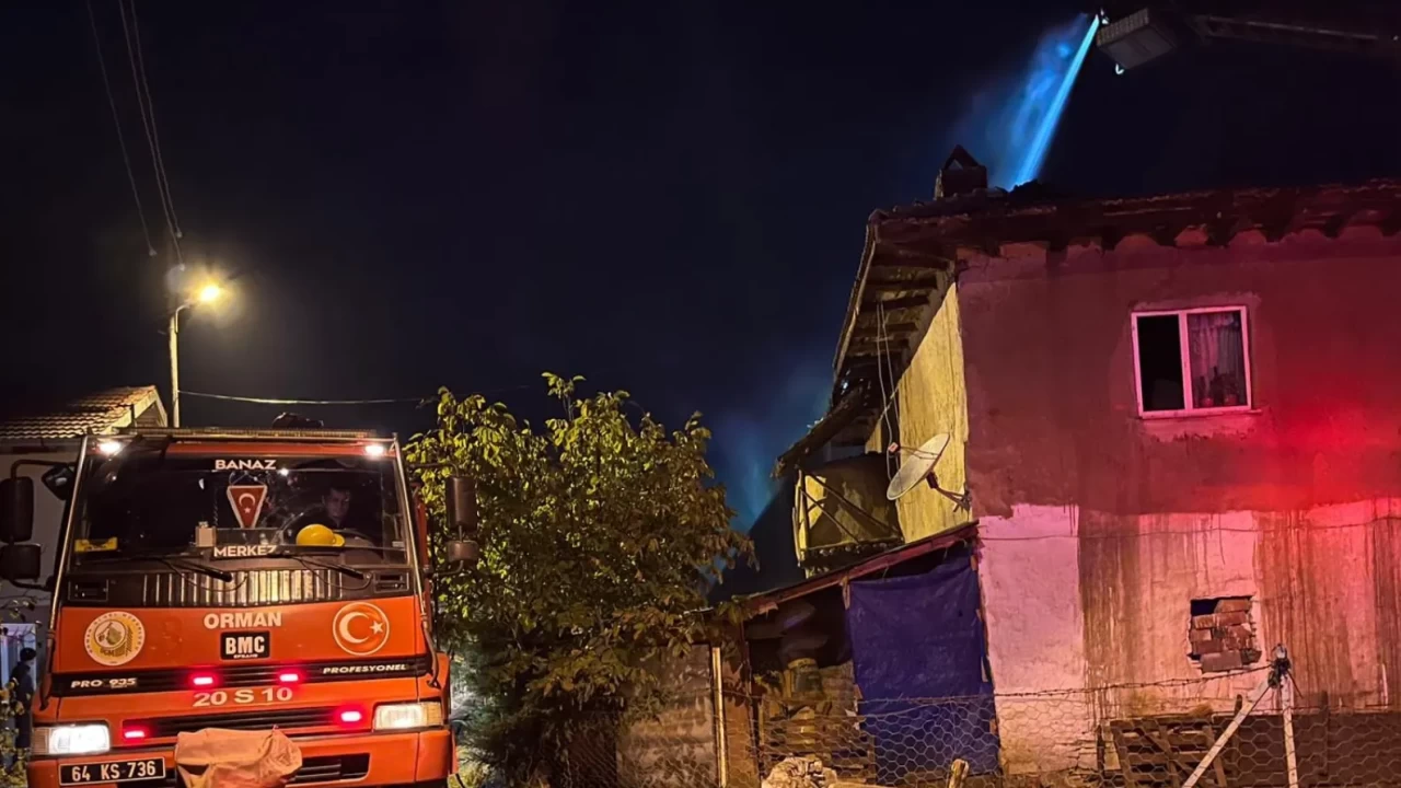 Uşak’ta yıldırım düşen ev alev aldı! Çatıda çıkan yangın korkuttu