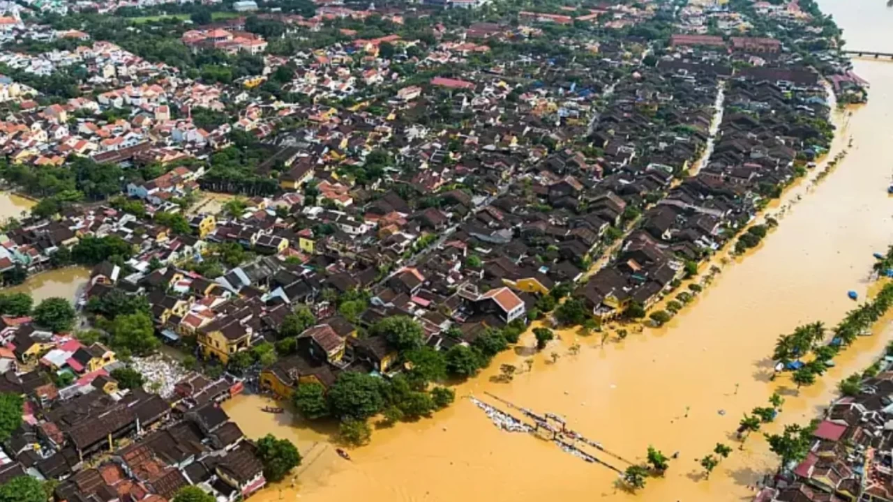 Şiddetli yağış felakete dönüştü: 55 ölü, 13 kayıp, binlerce ev sular altında