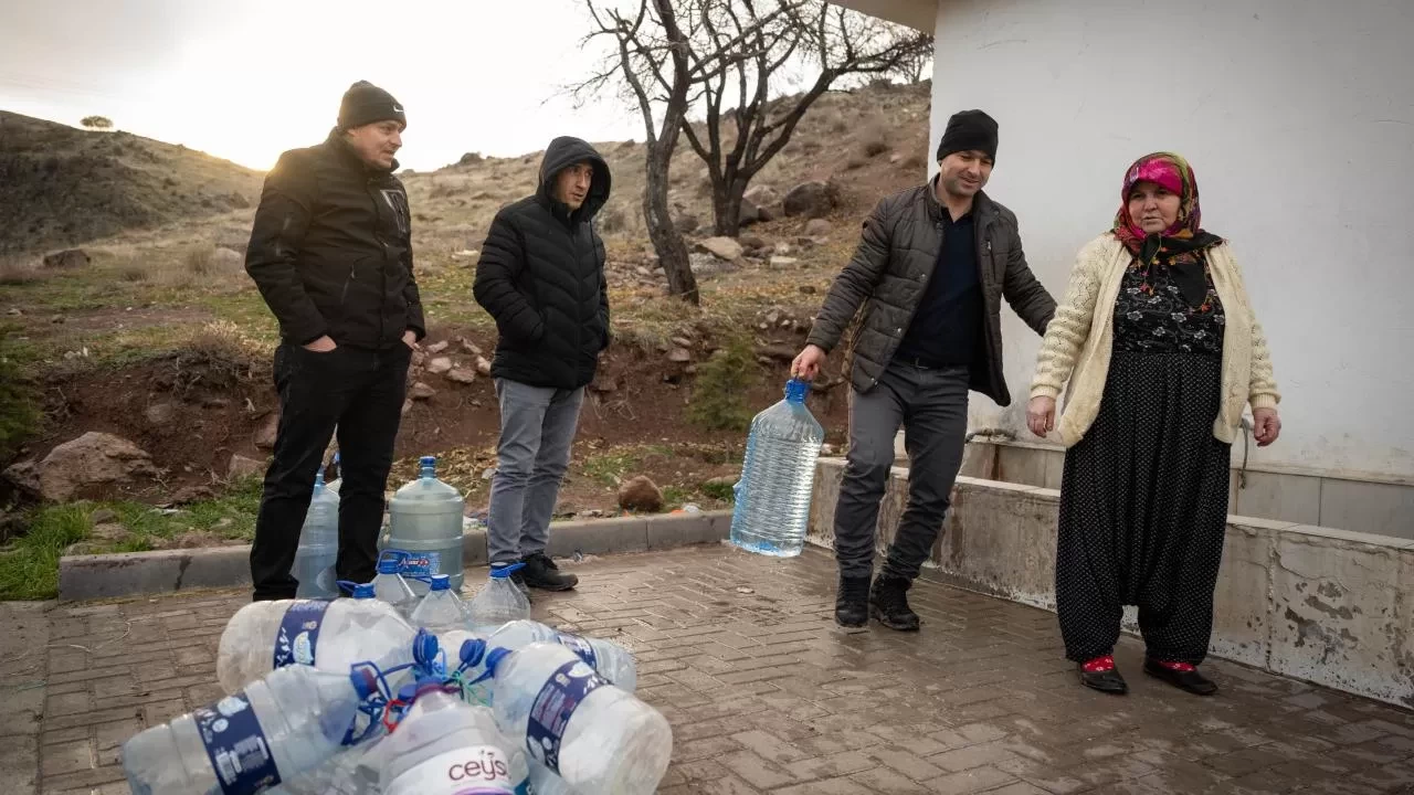 Ankara'da vatandaşın çilesi bitmedi! Çeşmelerden su doldurdular